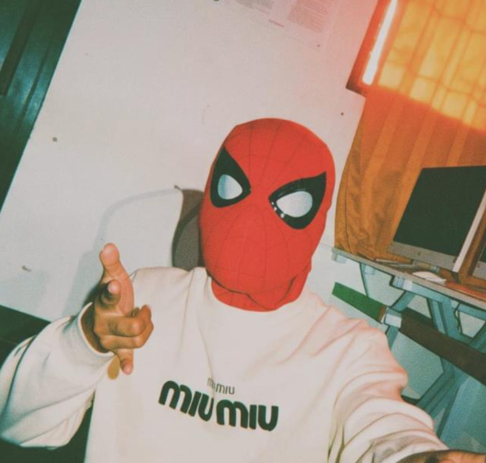 Foto Muh. Naufal mengenakan topeng Spider-Man